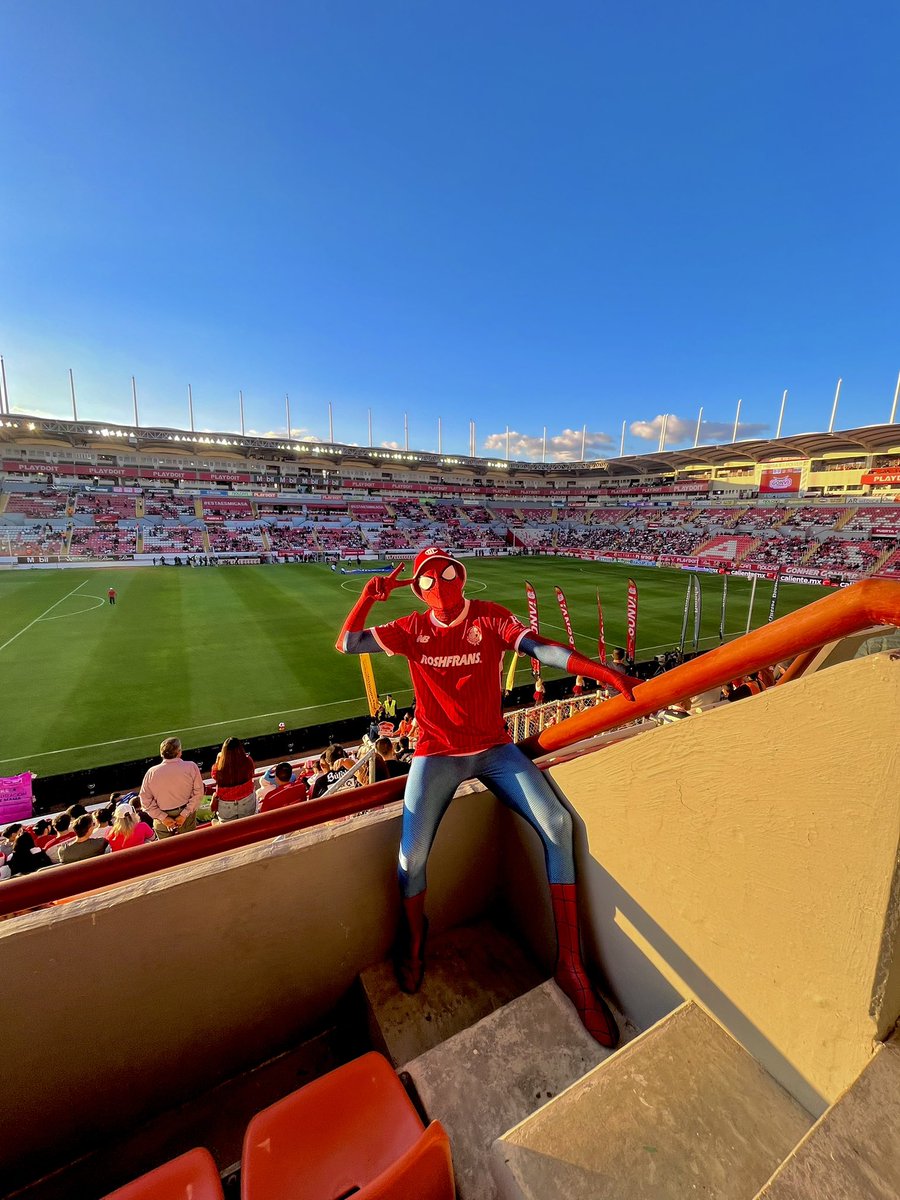 ivan_luna7's tweet photo. Me disfrace del spider-cholo🕷️para apoyar al próximo campeón del fútbol mexicano, el chorizo power @TolucaFC 

¿ Que opinan de mi disfraz, amigos #diablostwitteros ? 👹🔥 https://t.co/Uj8FvUP6nY