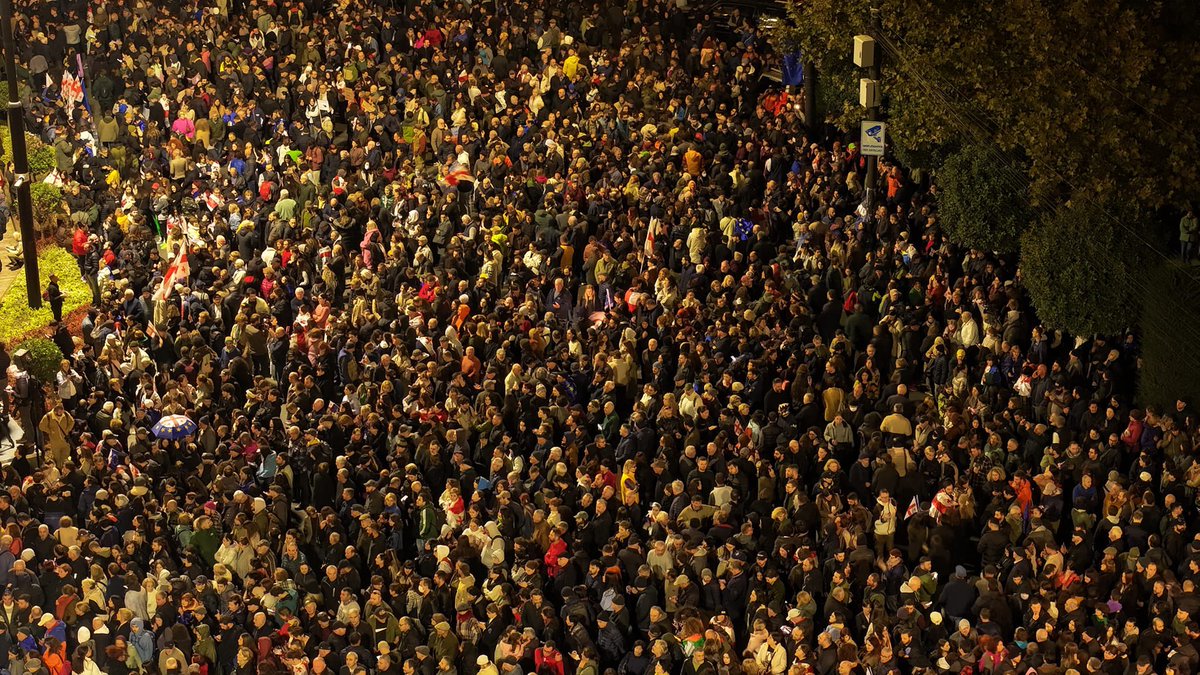 Rustaveli Avenue, Tbilisi now. Protesting the total election fraud this time.
Exceeded my expectations for today, to be honest.
Until victory! 🇬🇪🇪🇺
📷 Irakli Tabatadze