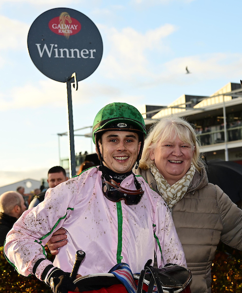 🏆8th race: The Benetti Menswear Handicap
Won by: Nans View 
Trained by: Jarlath P Fahey 
Ridden by: R P Whelan 
Owned by: Sinead Fahey 
👏Congratulations from all the team at Galway Racecourse #GalwayRaces