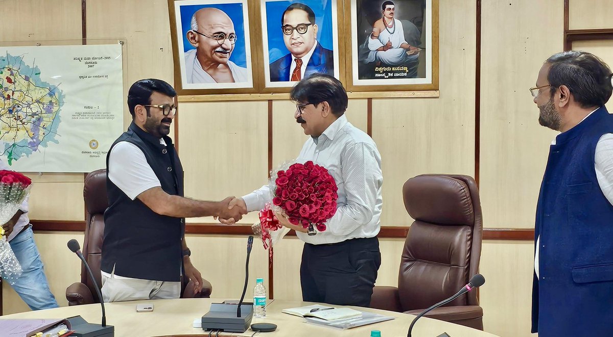 mlanaharis's tweet photo. Had a Productive meeting with @lkatheeq, ACS to CM & Finance Dept, N Jayaram, BDA Commissioner, and concerned officers at BDA Office. Discussed progress and key aspects of Bangalore Business Corridor-Peripheral Ring Road Project.
#PRRProject #BDAMeeting #InfrastructureDevelopment https://t.co/mPHWxas6wc