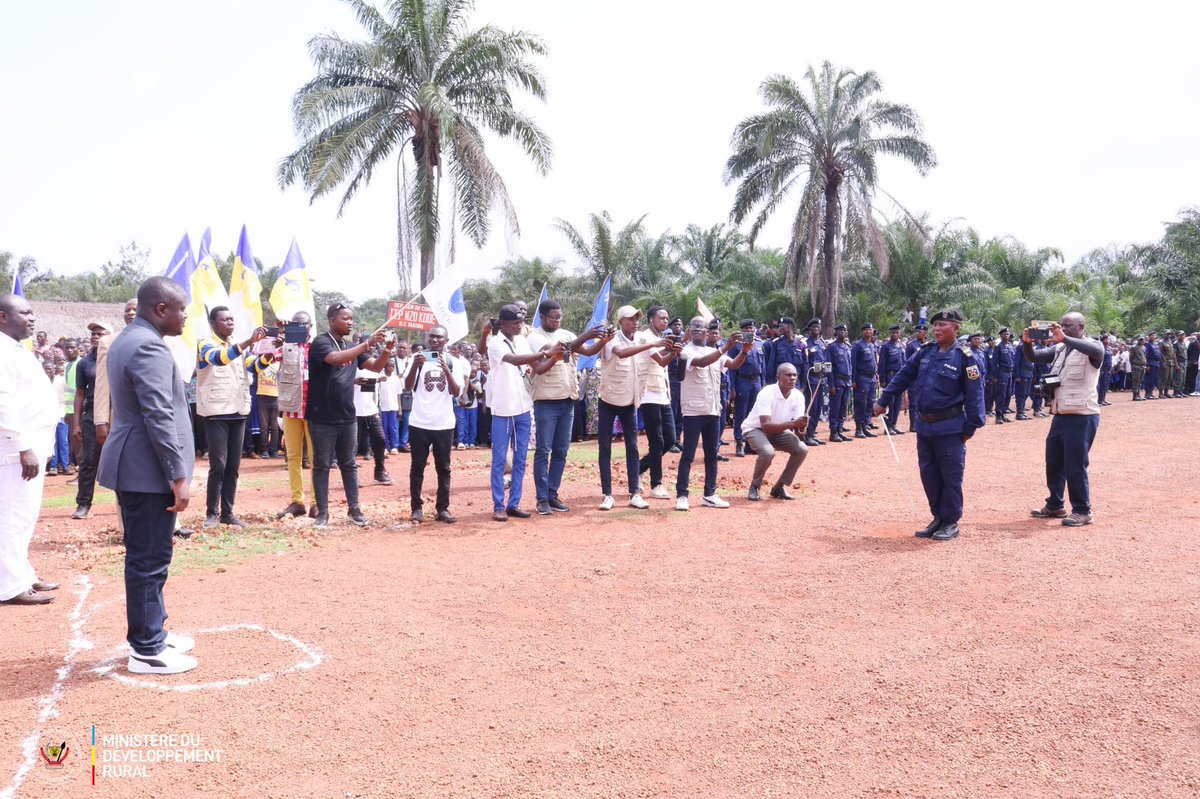 butondonzangi's tweet photo. C’est avec un sentiment de satisfaction que j’ai bouclé ce lundi 27 octobre à Yakoma ma tournée d’inspection des routes de desserte agricole du Nord Ubangi. Cette mission s’inscrit dans le cadre du lancement dans les prochains jours d’un ambitieux programme de construction et de réhabilitation des infrastructures agricoles, essentiel pour le développement économique. #RDC #DéveloppementAgricole