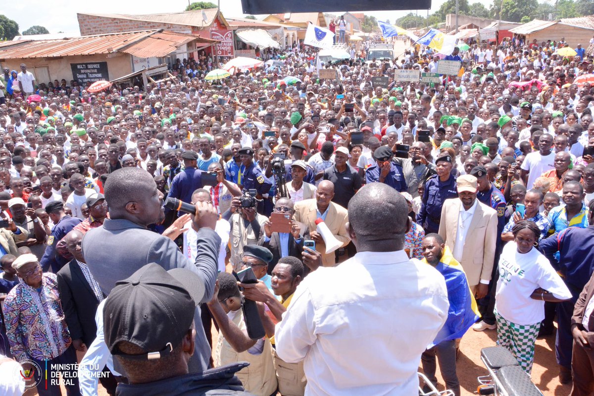 butondonzangi's tweet photo. C’est avec un sentiment de satisfaction que j’ai bouclé ce lundi 27 octobre à Yakoma ma tournée d’inspection des routes de desserte agricole du Nord Ubangi. Cette mission s’inscrit dans le cadre du lancement dans les prochains jours d’un ambitieux programme de construction et de réhabilitation des infrastructures agricoles, essentiel pour le développement économique. #RDC #DéveloppementAgricole