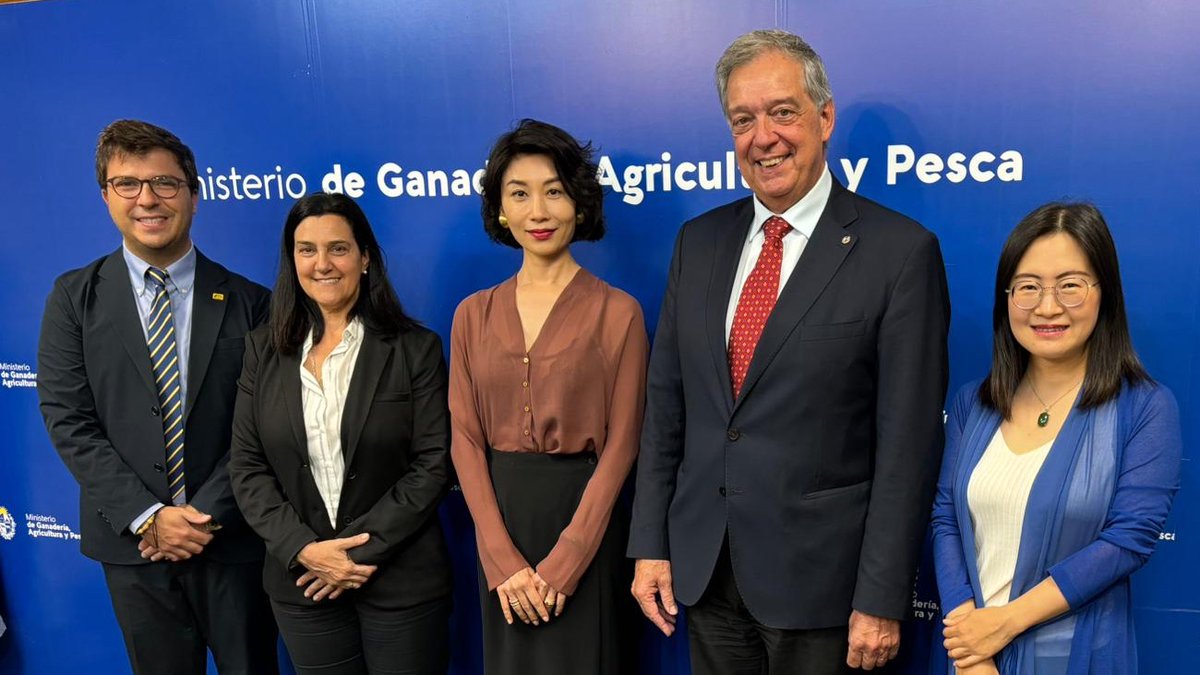 #AHORA el ministro Fernando Mattos y la directora de #UAI <a href="/ALupinacciOlaso/">Adriana Lupinacci Olaso</a> reciben en la sala Schwedt del #MGAP a una delegación del International Bamboo and Rattan Organization <a href="/INBARofficial/">INBAR</a> integrada por sus directivos Lan Li, Tin Li y Borja Escardó.