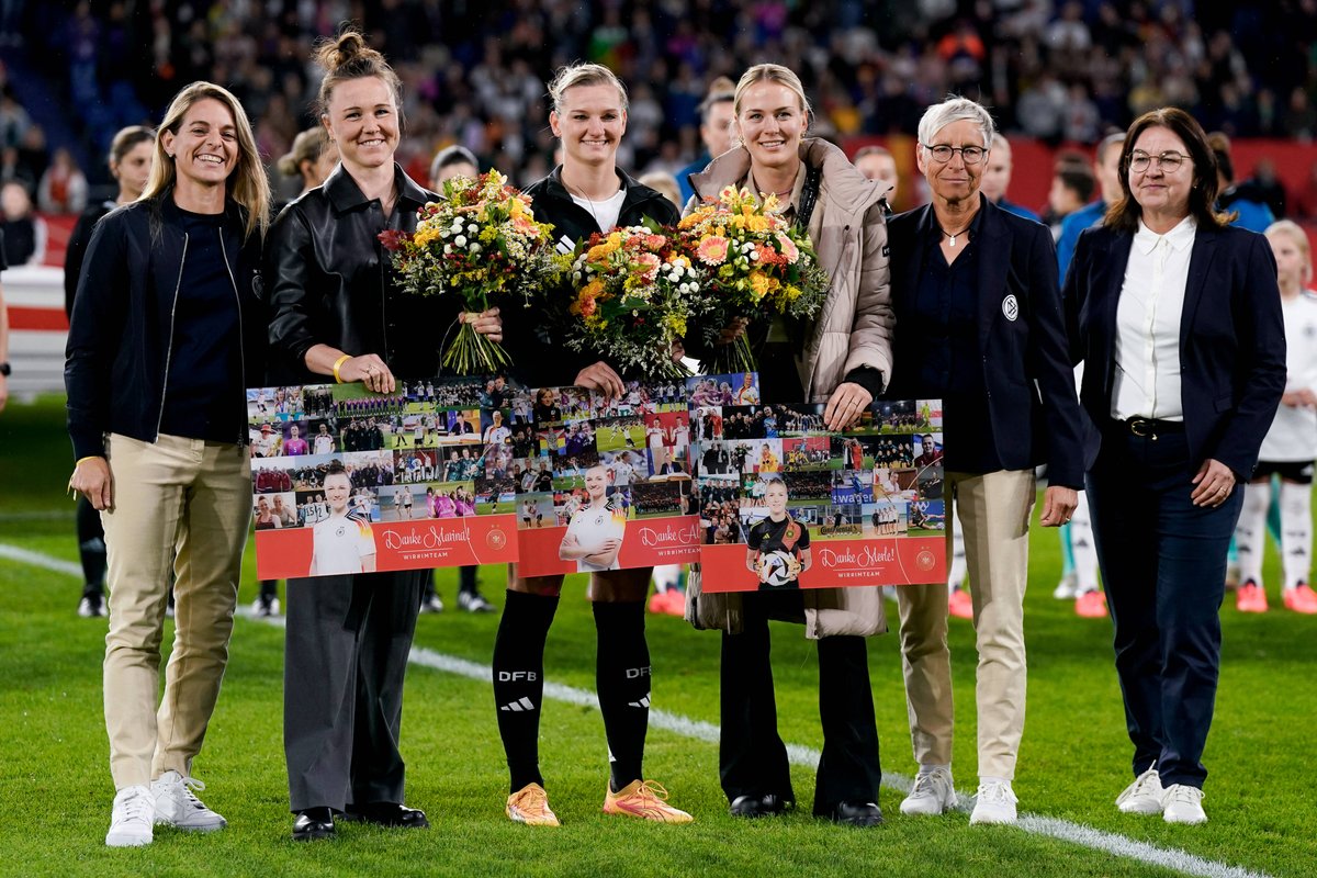 DFB_Frauen's tweet photo. ALEX, MARINA, MERLE: DANKE FÜR ALLES! 🖤❤️💛

WIR #IMTEAM 🇩🇪 #GERAUS 
📸 IMAGO https://t.co/OXsNe1k20l