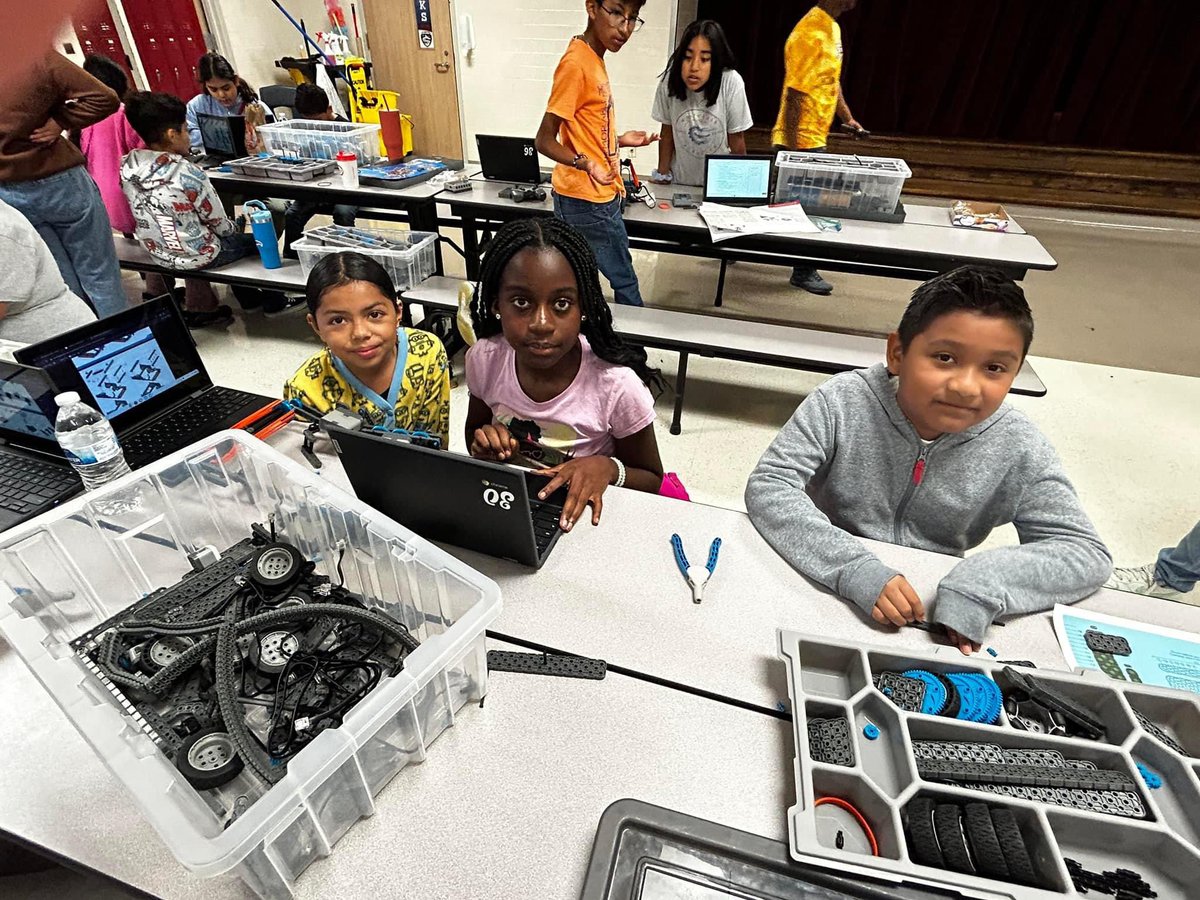 Look at these Roadrunners putting in the work at their first robotics scrimmage of the year: Trick or Bots 🤖
#GISDUnmatched