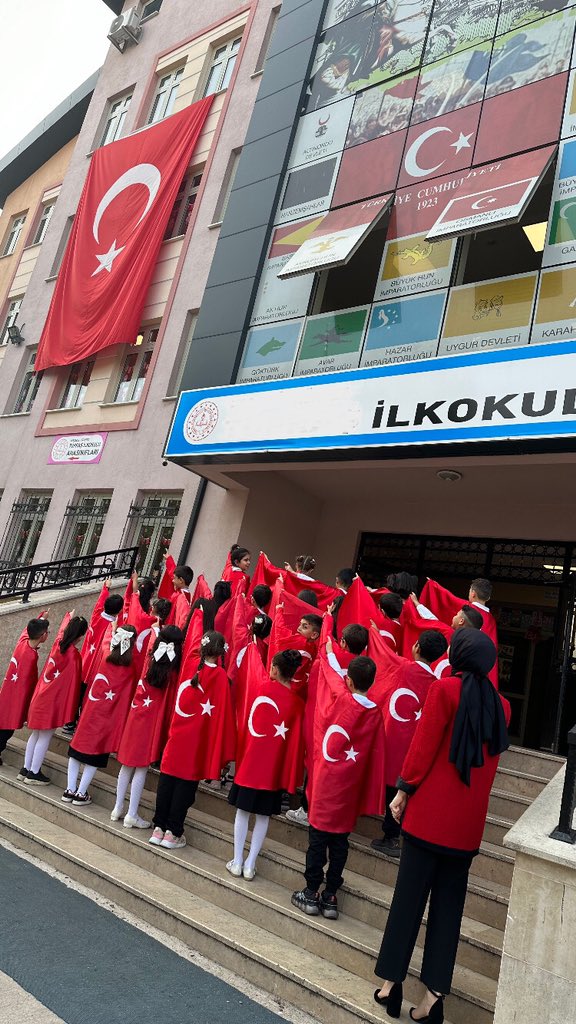 "Cumhuriyet, düşüncesi hür, anlayışı hür, vicdanı hür nesiller ister."

Mustafa Kemal ATATÜRK 

#cumhuriyet101yaşında