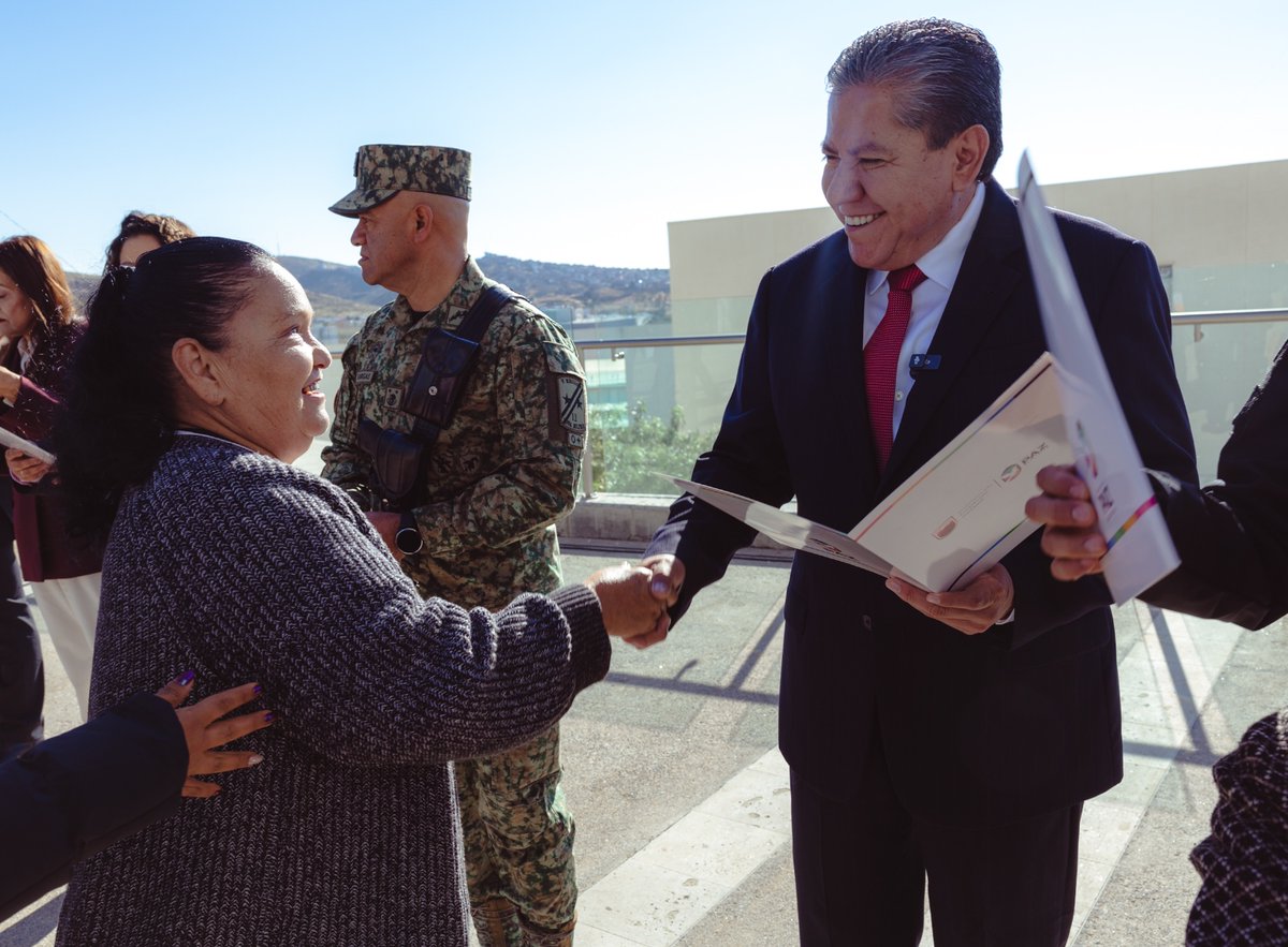 DavidMonrealA's tweet photo. Desde Ciudad Administrativa llevamos acabo honores a la bandera en compañía de funcionarios del Gobierno de Zacatecas. Además, hicimos la entrega de visas del programa "Corazón de Plata" a beneficiarios que podrán reunirse con sus familias en Estados Unidos. Sostengo que este es uno de los programas más bondadosos porque permiten la reunificación familiar.

¡Enhorabuena y excelente inicio de semana!