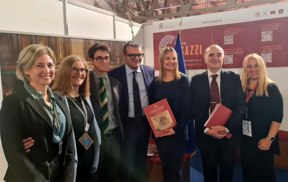 SenatoStampa's tweet photo. Il Vice Presidente @giamma71 Centinaio oggi, in rappresentanza del Senato, ha inaugurato la Fiera della Formazione #ExpoTraining 2024 📸 Allo stand #SenatoRagazzi, con il Vice Presidente della Camera @giorgiomule e autorità @RegLombardia, @ComuneMI ed @ExpoTraining https://t.co/haEylwFKKW
