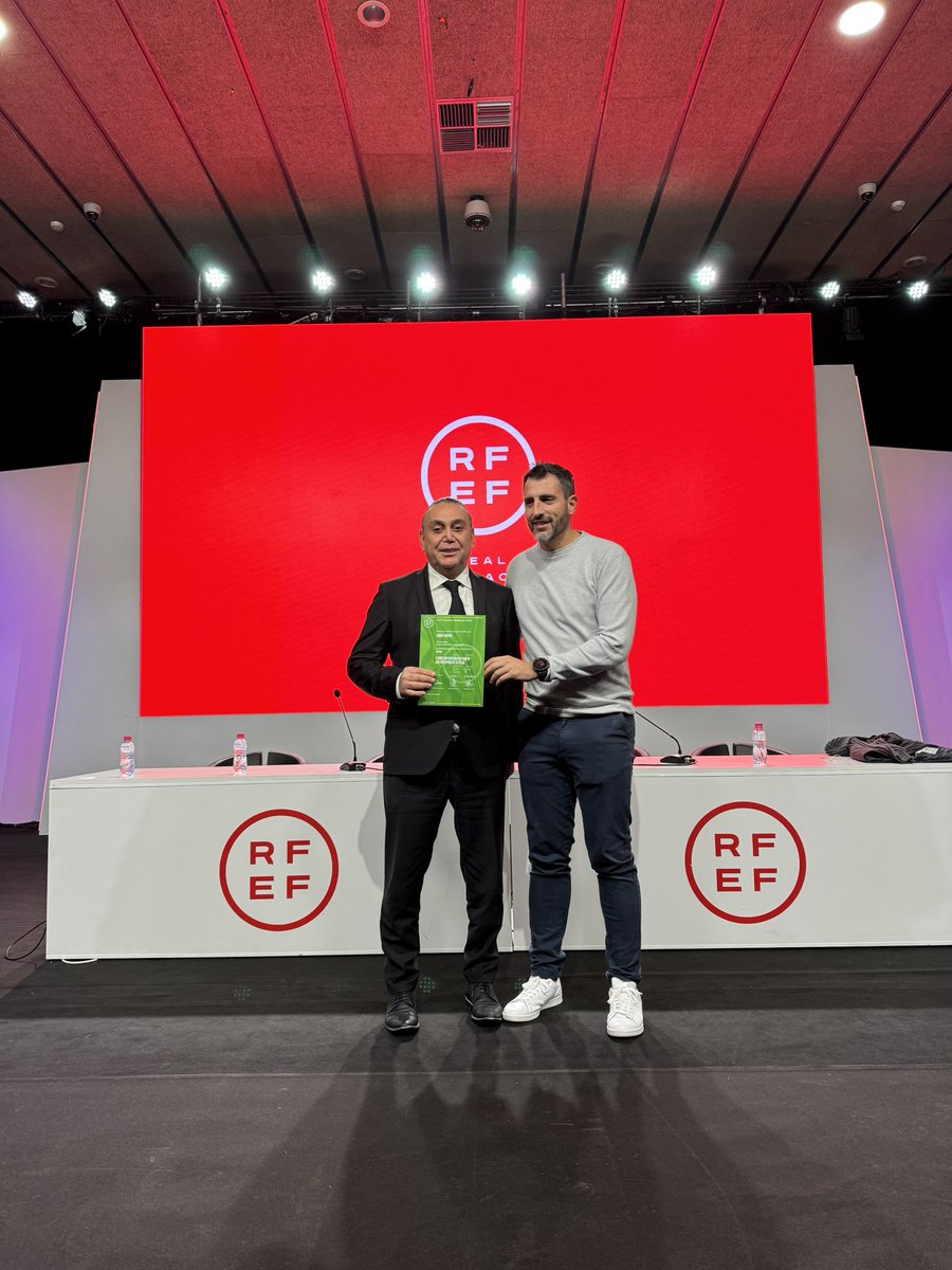 marcoagentfifa's tweet photo. REAL FEDERACiON ESPAÑOLA DE FÚTBOL CEREMONiA DE ACTA ENTREGA DE DiPLOMAS DiRECTOR DEPORTiVO SUPERiOR🇪🇸 https://t.co/8cnt48NCcv