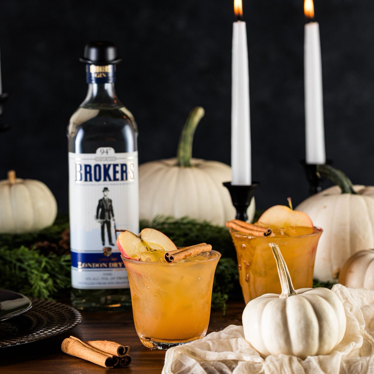 Autumn cocktails call. 🍎 #brokersgin⁠
⁠
1 ½ ounces gin⁠
1 ounce apple cider or apple juice⁠
½ ounce lemon juice fresh squeezed⁠
3 ounces ginger beer chilled⁠
⁠
Garnish⁠
apple slices⁠
pinch nutmeg