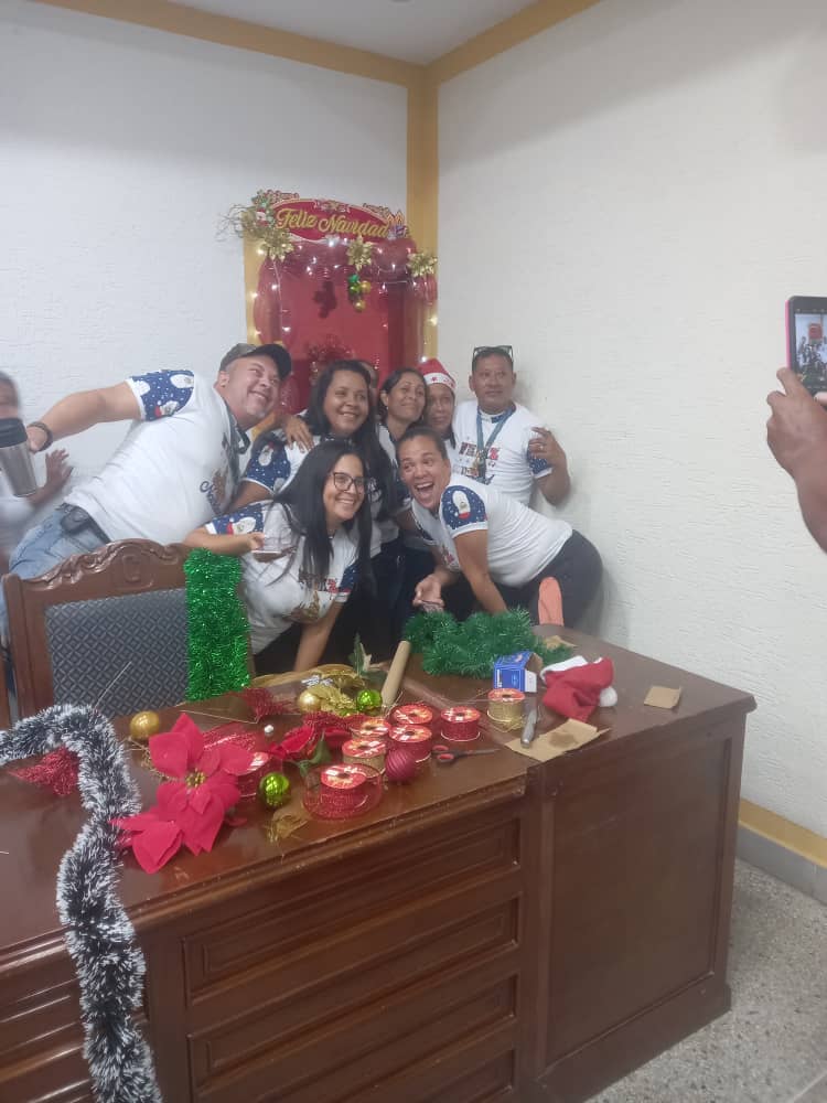 ConcejoM_EZ's tweet photo. Con brillo y esplendor llega la navidad al Concejo Municipal 

La presidenta del recinto legislativo Zhenia Pereira Cañas, detalló esté viernes que,"La navidad es un símbolo de unión y de paz, así la gran familia del Concejo Municipal de Ezequiel Zamora comienza el brillo año." https://t.co/ATLTHYnkOr