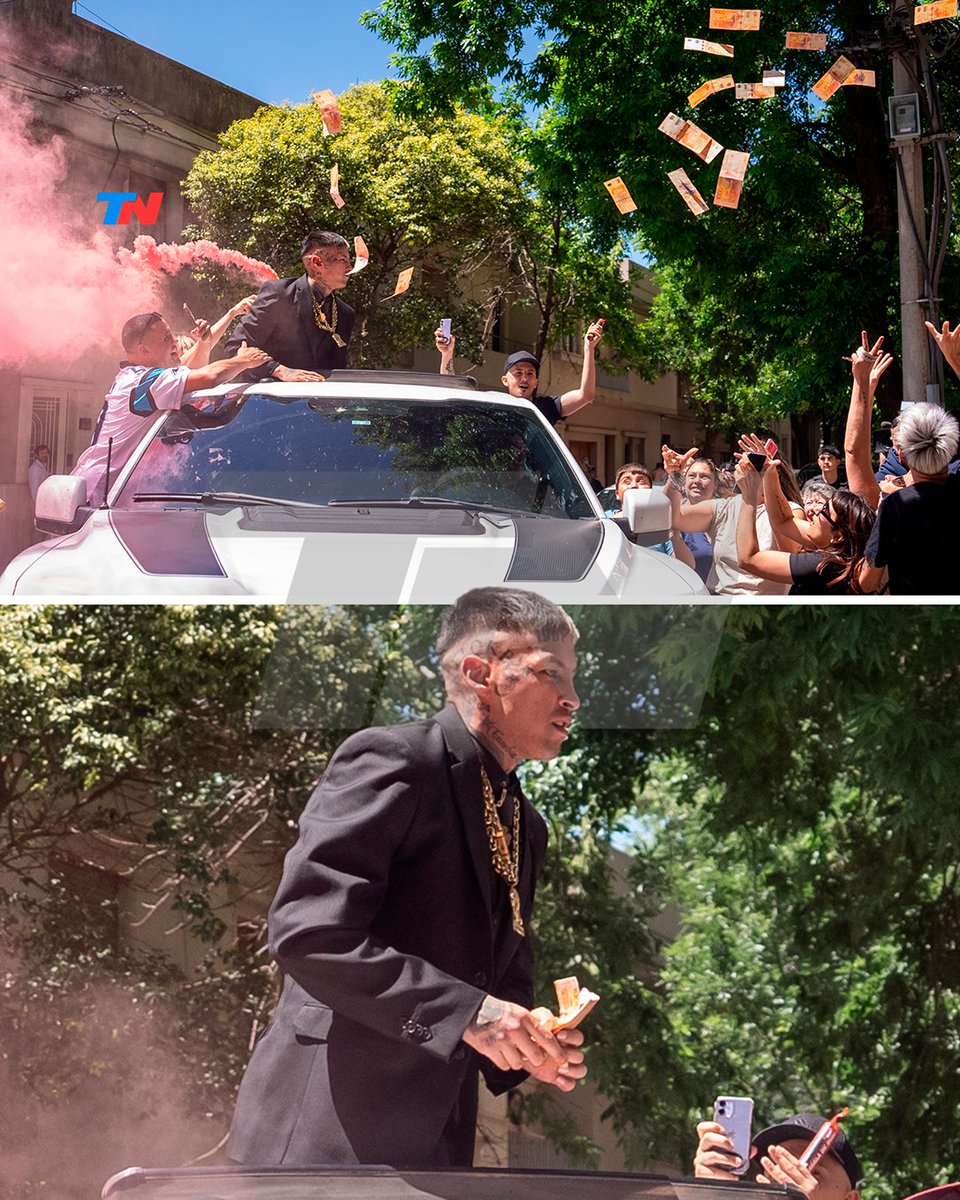 todonoticias's tweet photo. L-Gante tiró billetes de mil pesos para festejar que no irá preso

El músico fue sentenciado a tres años de prisión en suspenso. Al salir del tribunal en Mercedes, celebró desde arriba de una camioneta con las personas que lo estaban esperando.

https://t.co/BT2f2ET6nH https://t.co/h8FDHuhLpP