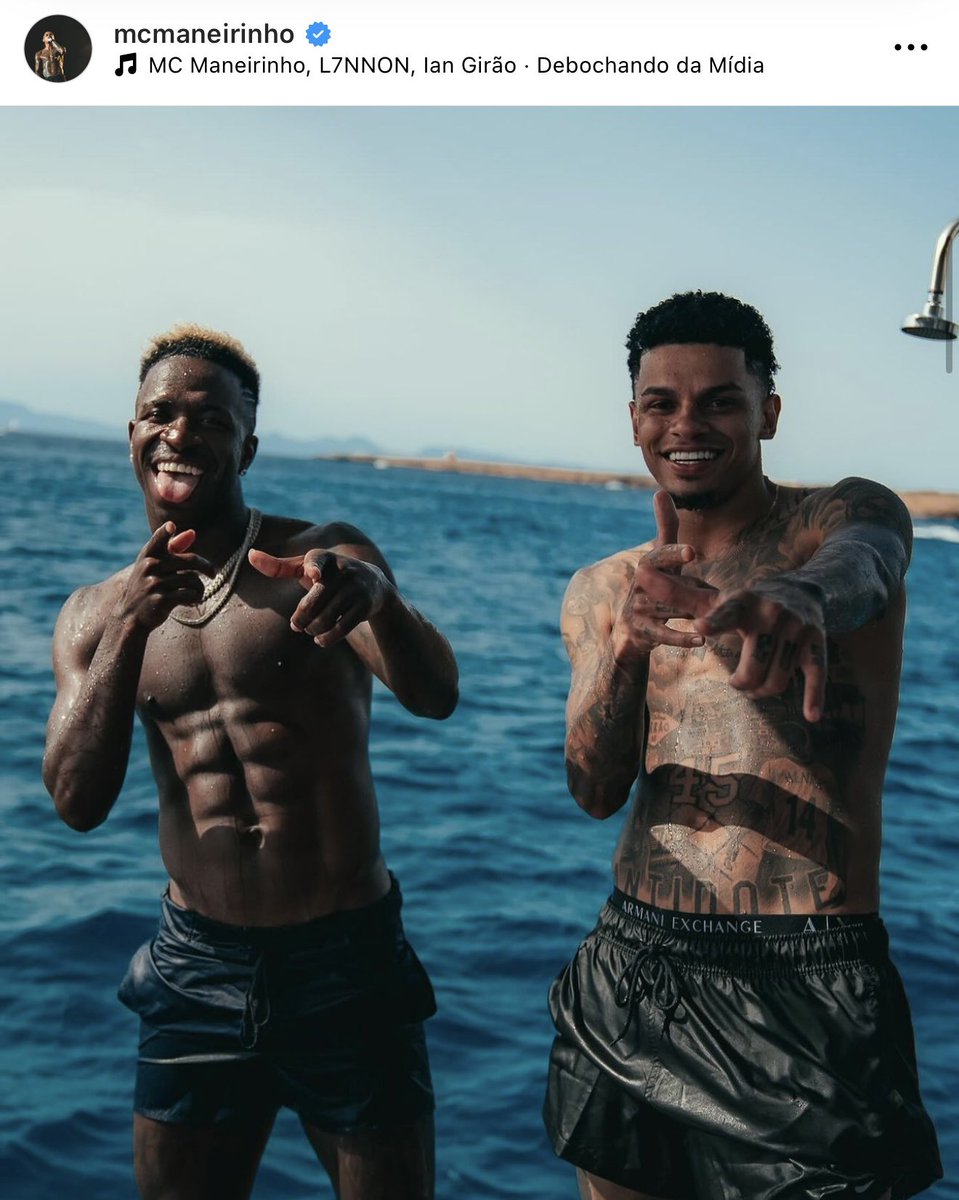 futebol_info's tweet photo. Publicação de MC Maneirinho para Vini Jr:

"Esse prêmio não ir para as suas mãos só mostra a mentalidade de quem tem medo da nossa presença."

📸 Divulgação