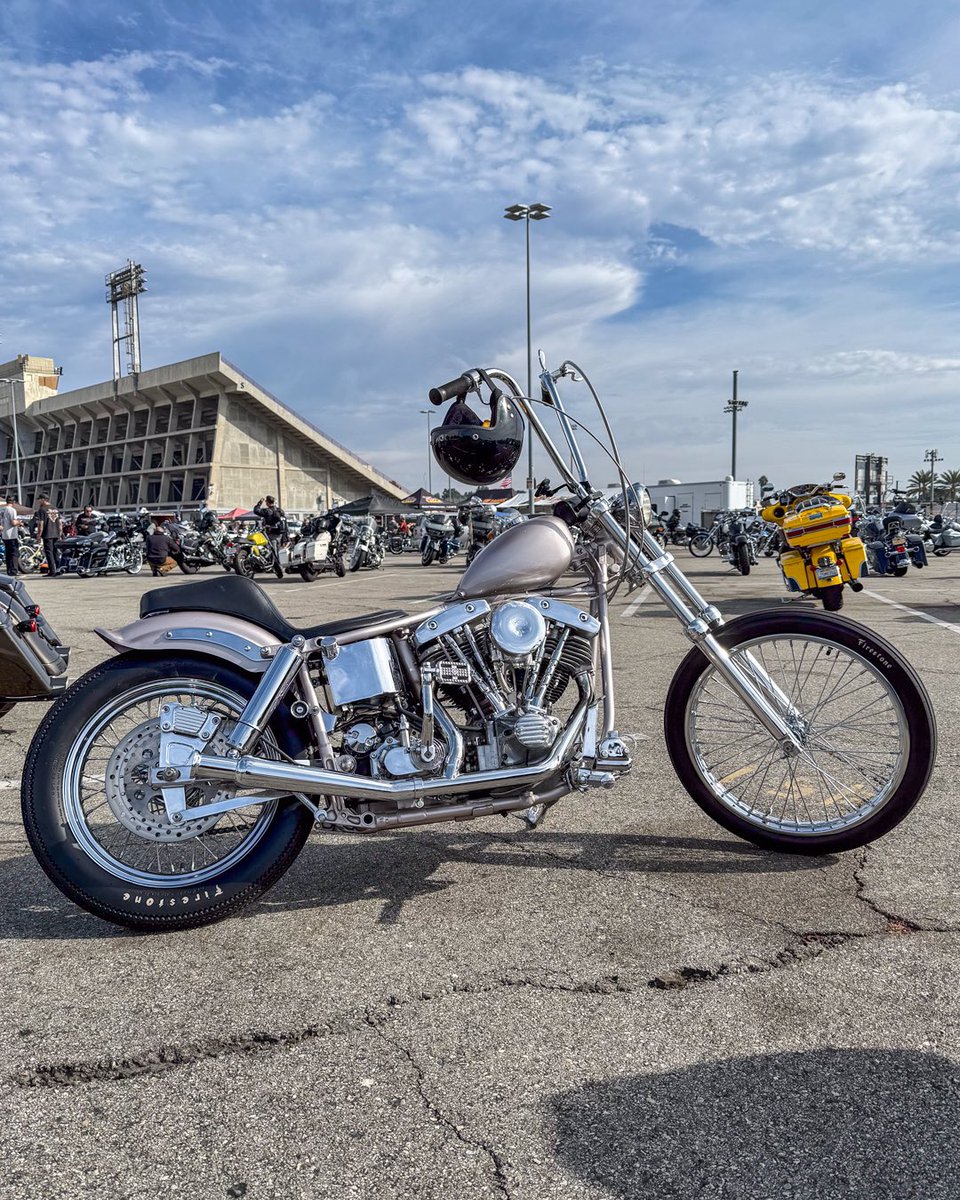 moonsmc's tweet photo. Stopped by the SoCal Cycle Swap Meet yesterday—surprisingly, there weren’t many vendors, but it was still packed with people. Didn’t find anything great, but here are a few bikes we spotted in the parking lot. #moonsmc https://t.co/lkEMrywpzt
