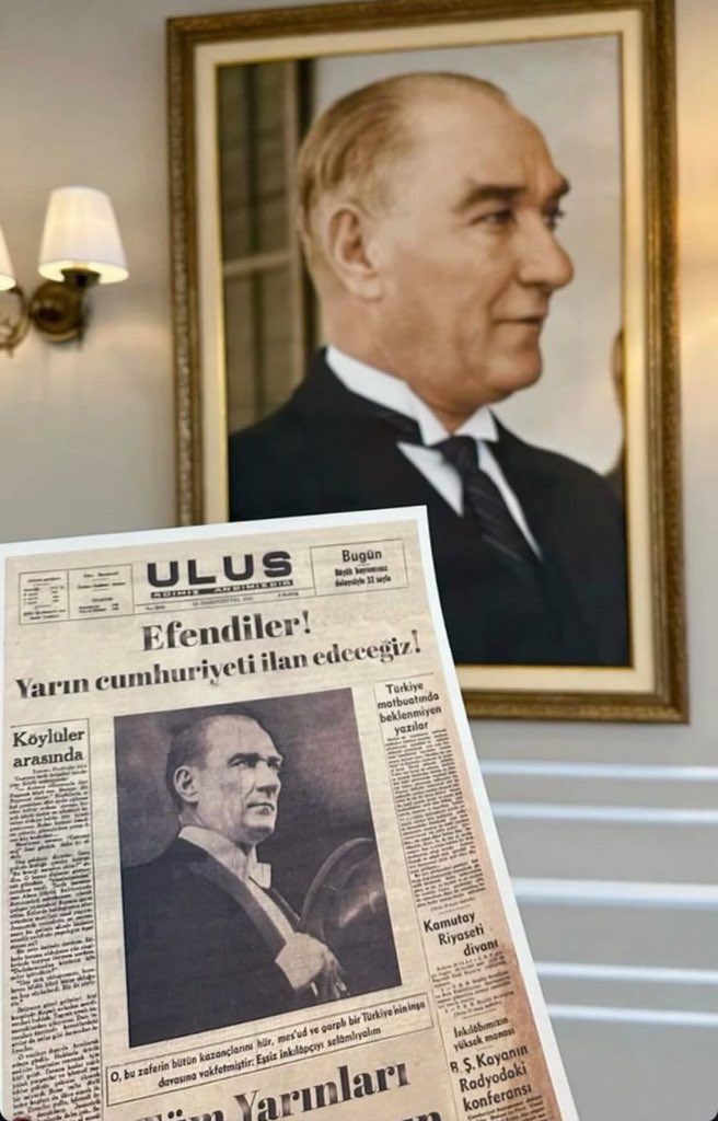“Efendiler! Yarın Cumhuriyeti ilan edeceğiz.”

#29Ekim Cumhuriyet Bayramımız ve Cumhuriyetimizin 101. yılı kutlu olsun! 🇹🇷

Gazi Mustafa Kemal Atatürk ve silah arkadaşları başta olmak üzere tüm şehit ve gazilerimizi saygı ve minnetle anıyoruz.

Sonsuza kadar #YaşasınCumhuriyet