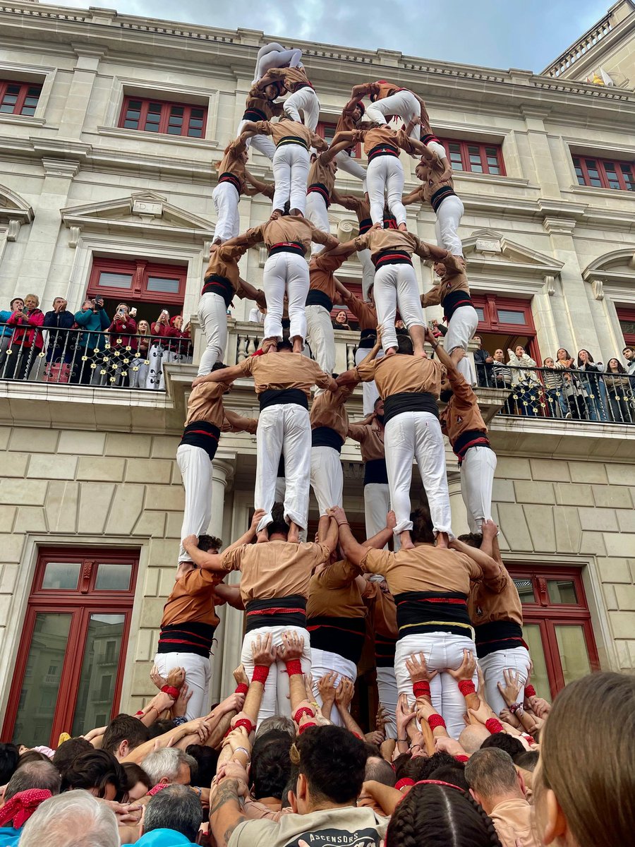 Els Xiquets de Reus culminen un bon final de temporada plantant el 5de8 i el 7de8.
▶️ La crònica:
👉 revistacastells.cat/2024/10/girona…
#castellers #castells