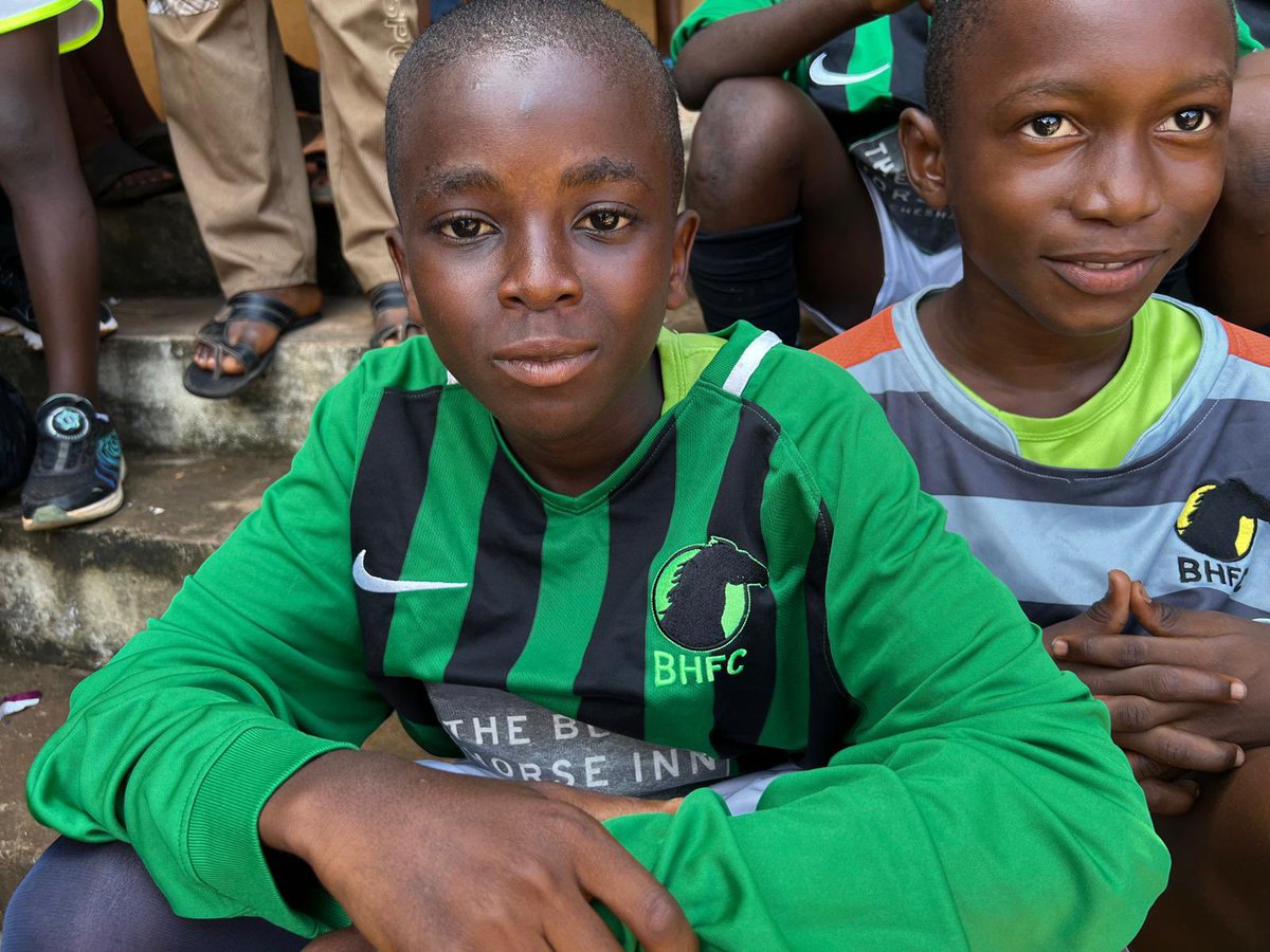 KitAid's tweet photo. Not sure if @BHFCChesham are still going but here is one of their kits helping this young team in #SierraLeone

The pub, which appeared in @taskmaster is no longer, but great to know the name lives on thousands of miles away 

#chesham @bucksfreepress https://t.co/wE7MP9Vpe2