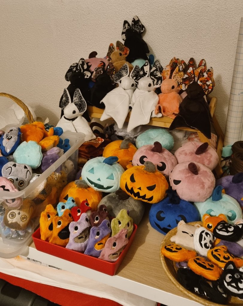 Avec une petite heure de retard, la collection Halloween 2024 est en ligne ! Tout passera en disponible à 19h 🫶🏼

Je stresse à fond 🥺✨️