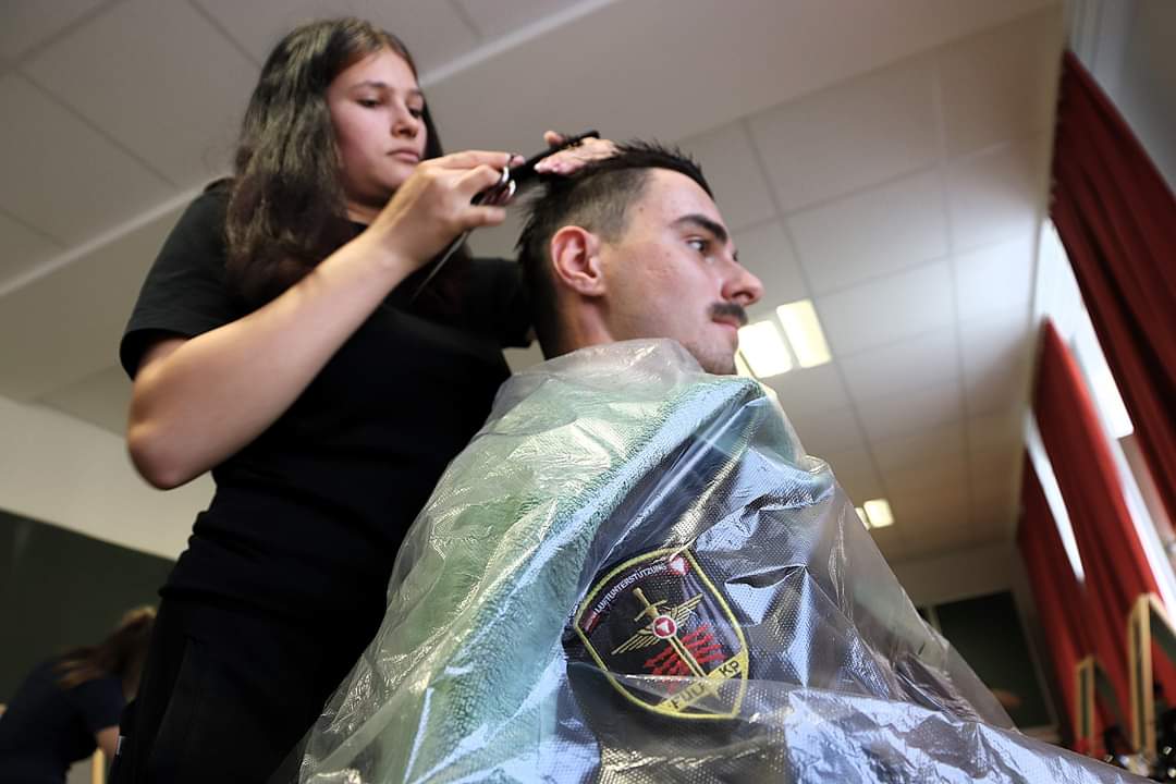 Bundesheerbauer's tweet image. "Heercut" ✂️ Schüler der Berufsschule 1 Linz schnitten im Rahmen eines Demokratie-Workshops in der Kaserne Hörsching, was das Zeug hielt. Für beide Seiten ein Truppenbesuch der besonderen Art. #Bundesheer