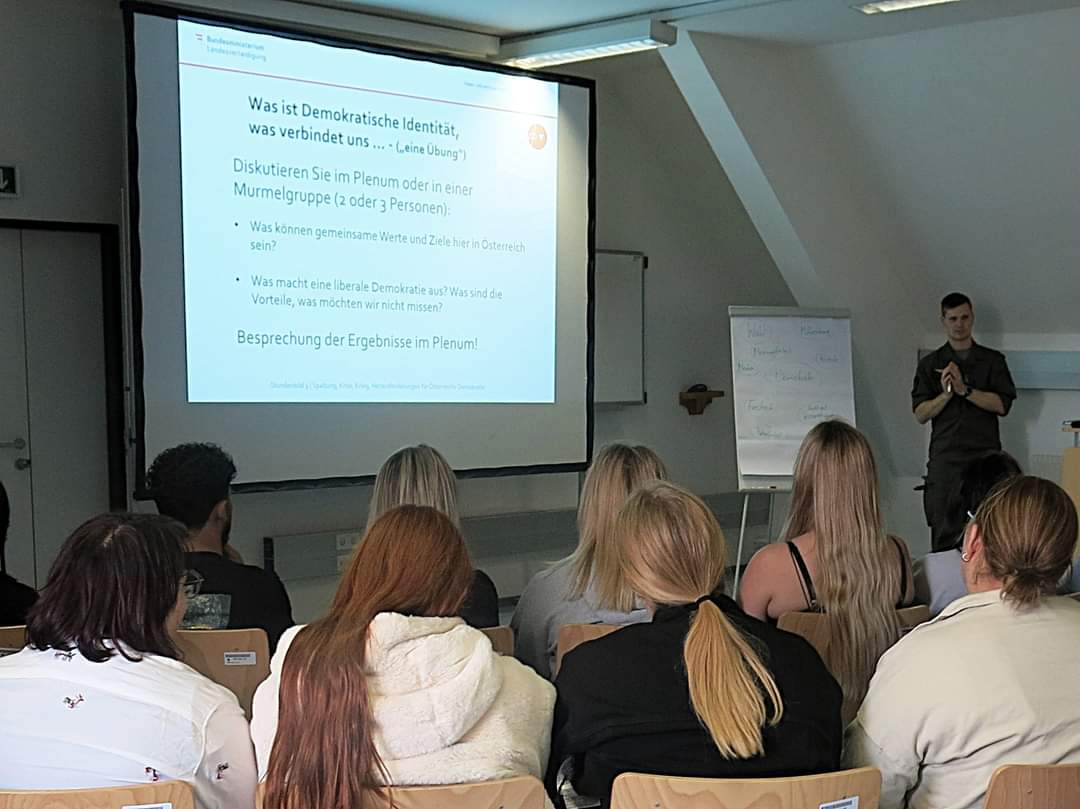 Bundesheerbauer's tweet image. "Heercut" ✂️ Schüler der Berufsschule 1 Linz schnitten im Rahmen eines Demokratie-Workshops in der Kaserne Hörsching, was das Zeug hielt. Für beide Seiten ein Truppenbesuch der besonderen Art. #Bundesheer