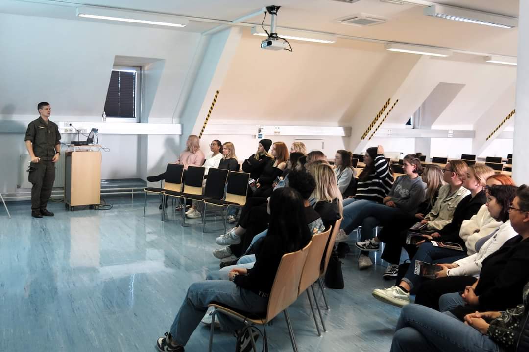 Bundesheerbauer's tweet image. "Heercut" ✂️ Schüler der Berufsschule 1 Linz schnitten im Rahmen eines Demokratie-Workshops in der Kaserne Hörsching, was das Zeug hielt. Für beide Seiten ein Truppenbesuch der besonderen Art. #Bundesheer