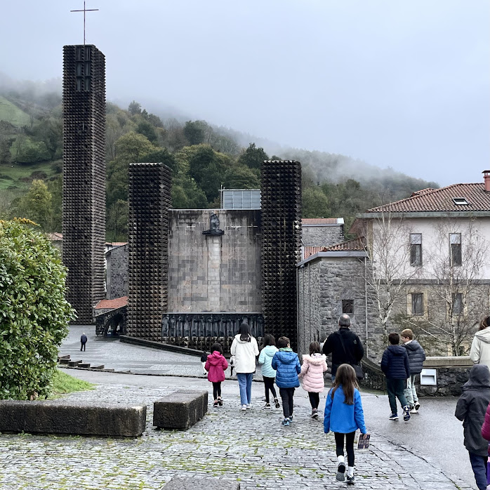 Maushaus_Arq's tweet photo. Chillidaren burdinezko eguzkia - Bigarren saioa 🙂
Eskerrik asko etortzeagatik!
@Chillida_Leku @Chillida100 #ArantzazukoAdizkideak @Arantzazulab #ateak #basilica #abstracart #basqueart #steel #acero #mediacion #workshop #grattage #drawing #gravitacion #manos #vacio #espacio #door https://t.co/MnTwNxVlQ8