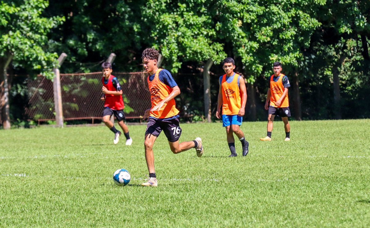 LaSelecta_SLV's tweet photo. 📝 | Visorias Sub17 👀
En la cancha municipal de Quelepa, San Miguel, 49 jóvenes talentos se reunieron esta mañana, para participar en la visoría para la conformación de la preselección Sub-17.
#ElSalvador #Visorias #Sub17 https://t.co/ZZ37LQXpCJ