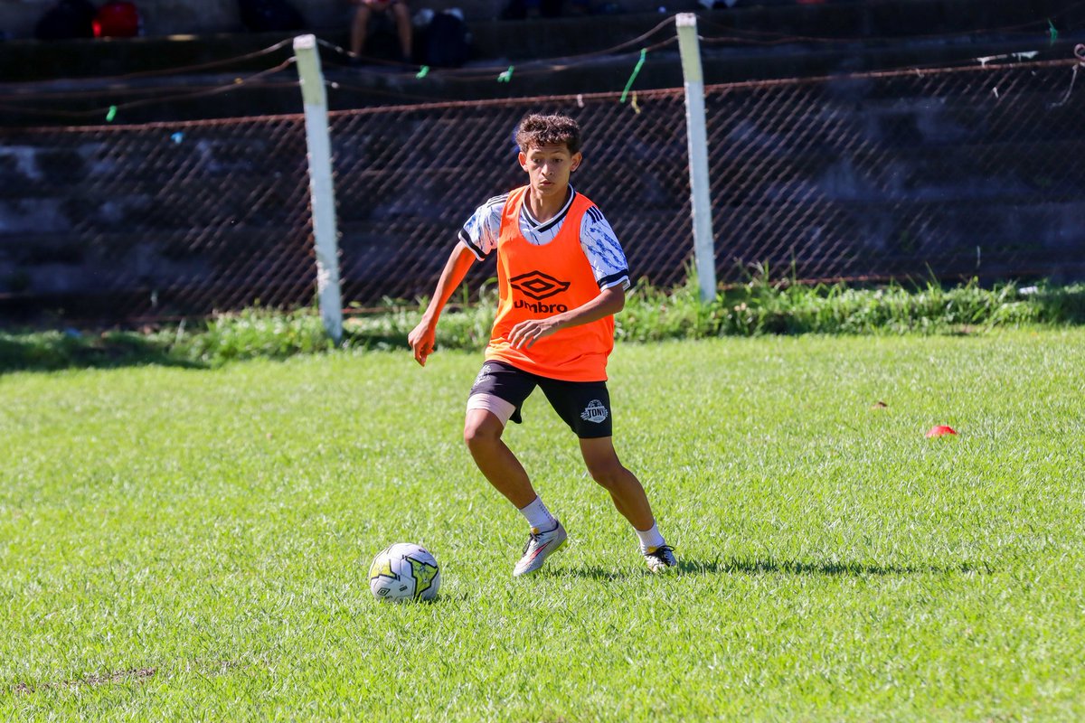 LaSelecta_SLV's tweet photo. 📝 | Visorias Sub17 👀
En la cancha municipal de Quelepa, San Miguel, 49 jóvenes talentos se reunieron esta mañana, para participar en la visoría para la conformación de la preselección Sub-17.
#ElSalvador #Visorias #Sub17 https://t.co/ZZ37LQXpCJ