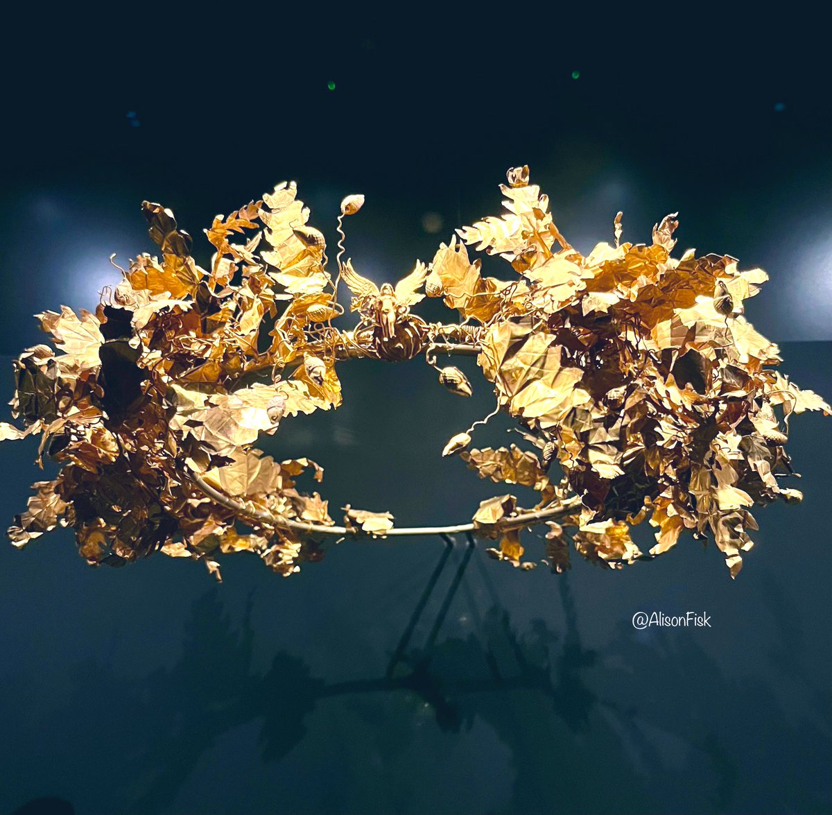 Golden oak wreath, 3rd century BC. 

A dazzling example of the art of ancient goldsmiths! 🤩

From Bergama, Turkey. Istanbul Archaeological Museum
📷 my own

artsandculture.google.com/story/istanbul…

#Archaeology