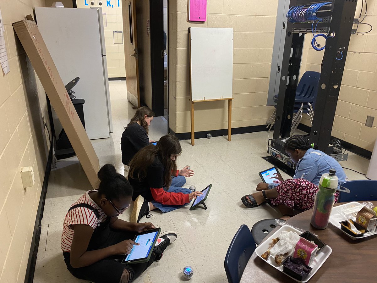 Girls Who Code are awesome! They had fun playing with Spheros. <a href="/EastNewtonElem1/">East Newton Elementary</a> #girlswhocode #SpiritPrideExcellence