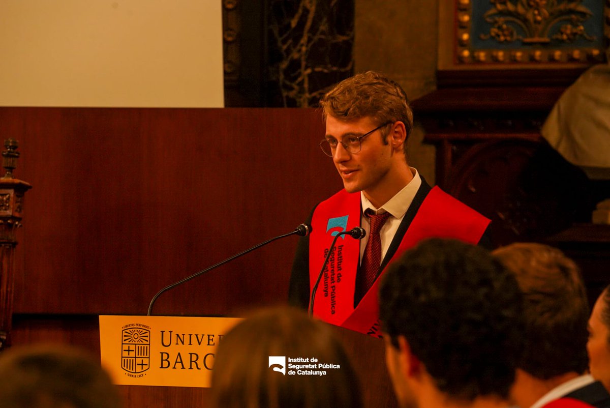 <a href="/MRocaFina/">Marta Roca Fina</a> <a href="/GrauSeguretat/">Grau en Seguretat</a> <a href="/UniBarcelona/">Universitat de Barcelona</a> El graduat Joan Álvarez Galván 
ha parlat en representació de la 7a promoció d'estudiants del <a href="/GrauSeguretat/">Grau en Seguretat</a>: "En aquests anys d'estudis hem adquirit una bona base ... No hi ha dubte de l'èxit i l'evolució d'aquest grau, només cal veure on són ara els primers graduats".