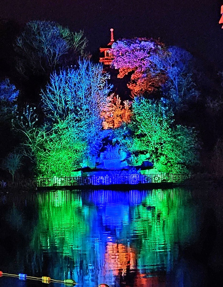 northyorksc's tweet image. Thousands of people flocked to Peasholm Park in Scarborough last week for the annual Moonlight on the Lake festival.
Organised by ourselves and @animatedobjects the park was transformed over two nights to tell the story of the town through lanterns and illuminations.