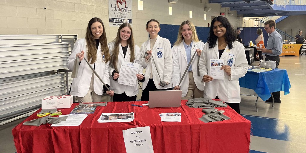 NEOMEDedu's tweet photo. NEOMED #FreeClinic and Geriatrics Interest Group Make a Splash at #SeniorHealthFair in Stark County!
Our students shared tips on #healthyaging, distributed exercise bands, and introduced a Pen Pals Program, connecting local elementary school students with #olderadults. https://t.co/Qy4v7EEO9q