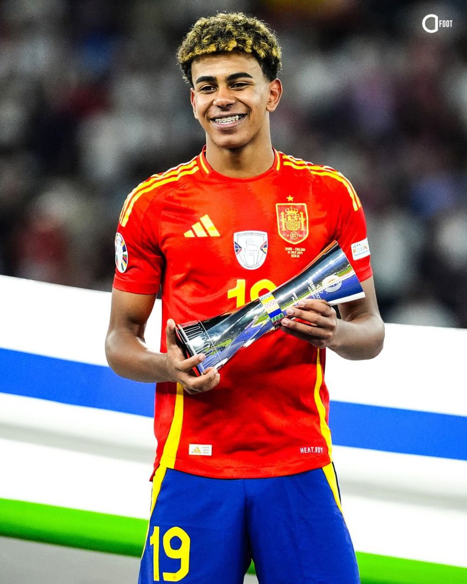 ActuFoot_'s tweet image. 🚨 RECORD ! 𝗟𝗔𝗠𝗜𝗡𝗘 𝗬𝗔𝗠𝗔𝗟 𝗗𝗘𝗩𝗜𝗘𝗡𝗧 𝗟𝗘 𝗣𝗟𝗨𝗦 𝗝𝗘𝗨𝗡𝗘 𝗝𝗢𝗨𝗘𝗨𝗥 𝗗𝗘 𝗟’𝗛𝗜𝗦𝗧𝗢𝗜𝗥𝗘 𝗔̀ 𝗙𝗜𝗚𝗨𝗥𝗘𝗥 𝗗𝗔𝗡𝗦 𝗟𝗘 𝗧𝗢𝗣 𝟭𝟬 𝗗𝗨 #BallonDor ! 🇪🇸🌕

Il dépasse Kylian Mbappé.

17 ans et 107 jours. 💎