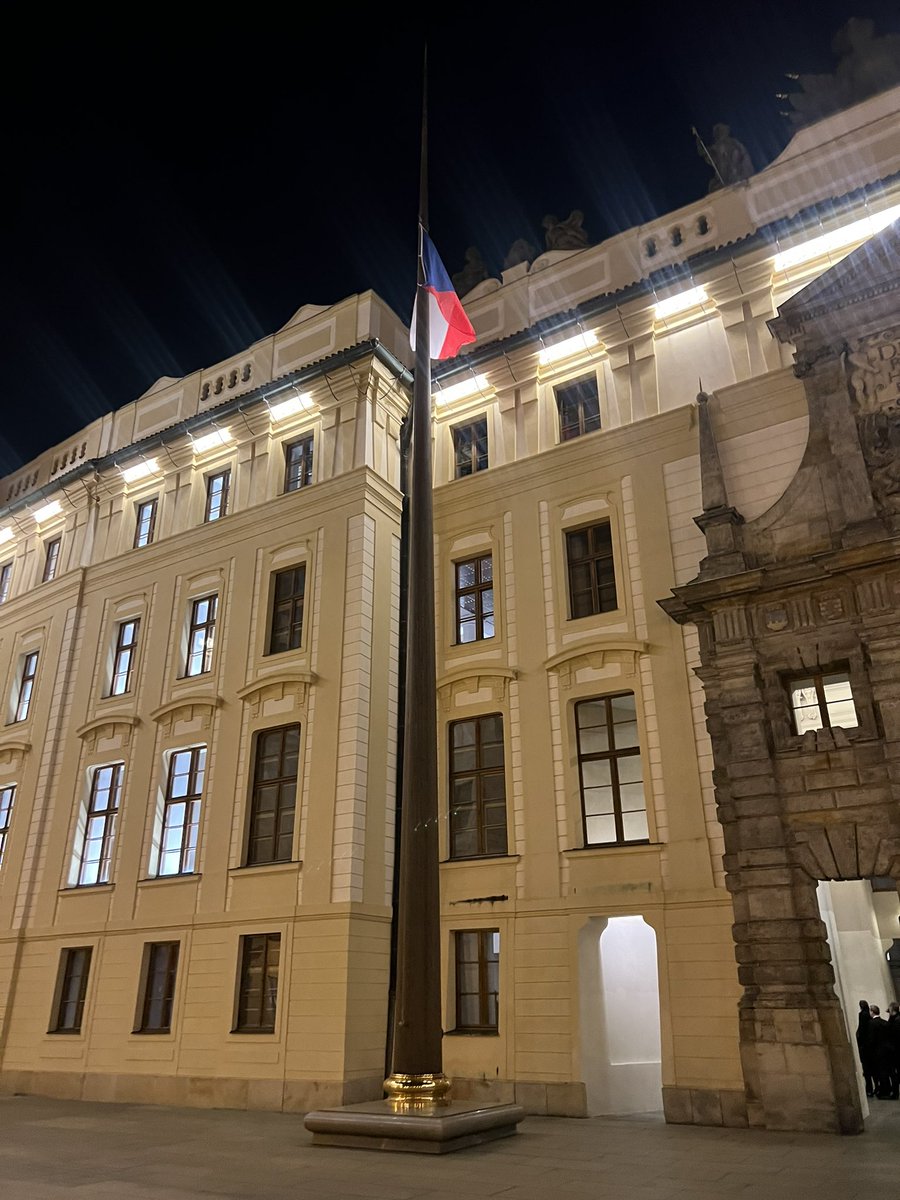 Dnešní předávání státních vyznamenání od <a href="/prezidentpavel/">Petr Pavel</a>. Zdravotnický dohled zajišťuje <a href="/ZZS_SCK/">Zdravotnická záchranná služba Středočeského kraje</a>. Tak hlavně bez výjezdu. 🙏🏻