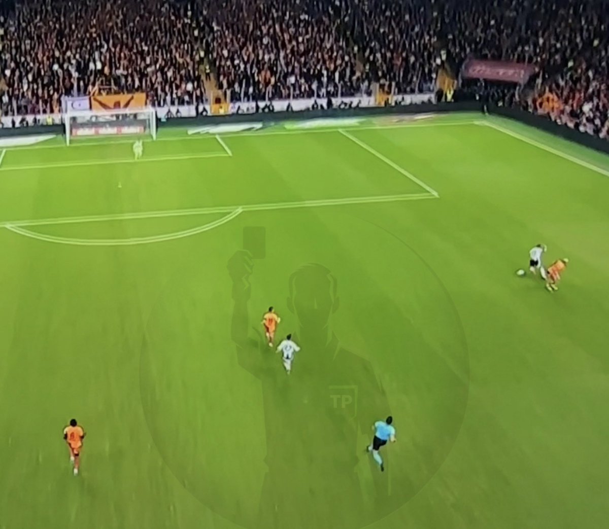 gaucho_yedek's tweet image. Aptalı oynayıp hangi yapı diye soruyorlar ya?
Aha işte bu  pozisyonda kırmızı kart verdirtmeyen yapı!

Sarı kart / kırmızı kart bilançosuna bunu da eklersin badem bıyıklı! @ibrahimhatip