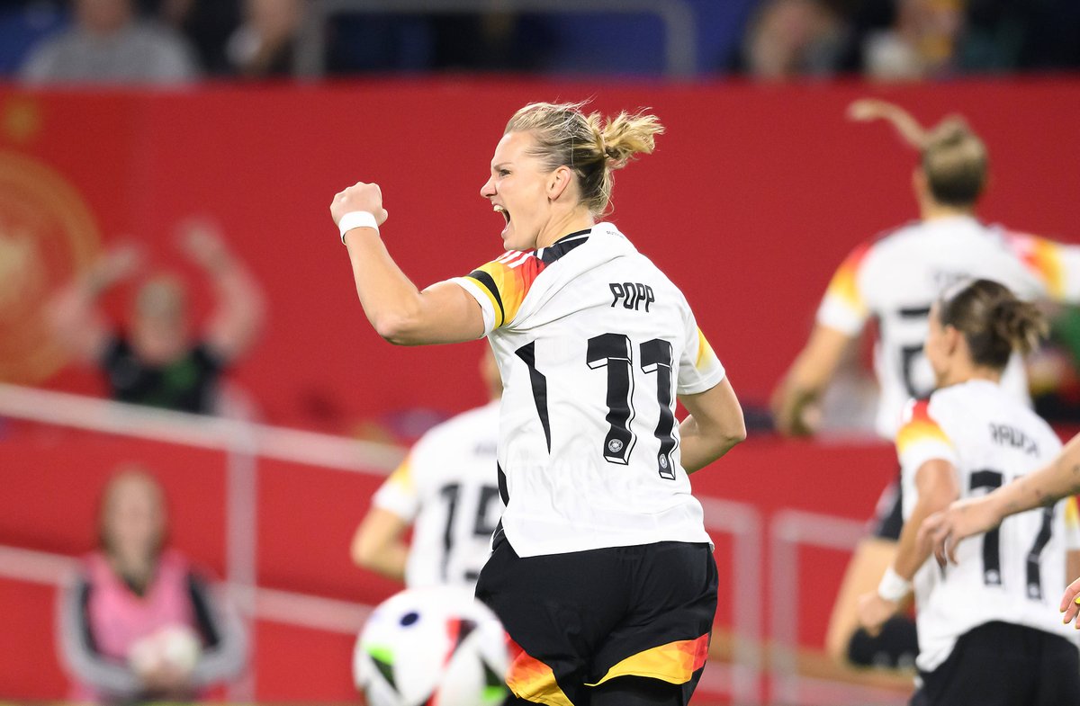 DFB_Frauen's tweet photo. Mach's gut, Legende!
DANKE, POPPI!  🫶

WIR #IMTEAM 🇩🇪 #GERAUS 
📸 Getty Images, IMAGO https://t.co/XkWqPtpXny