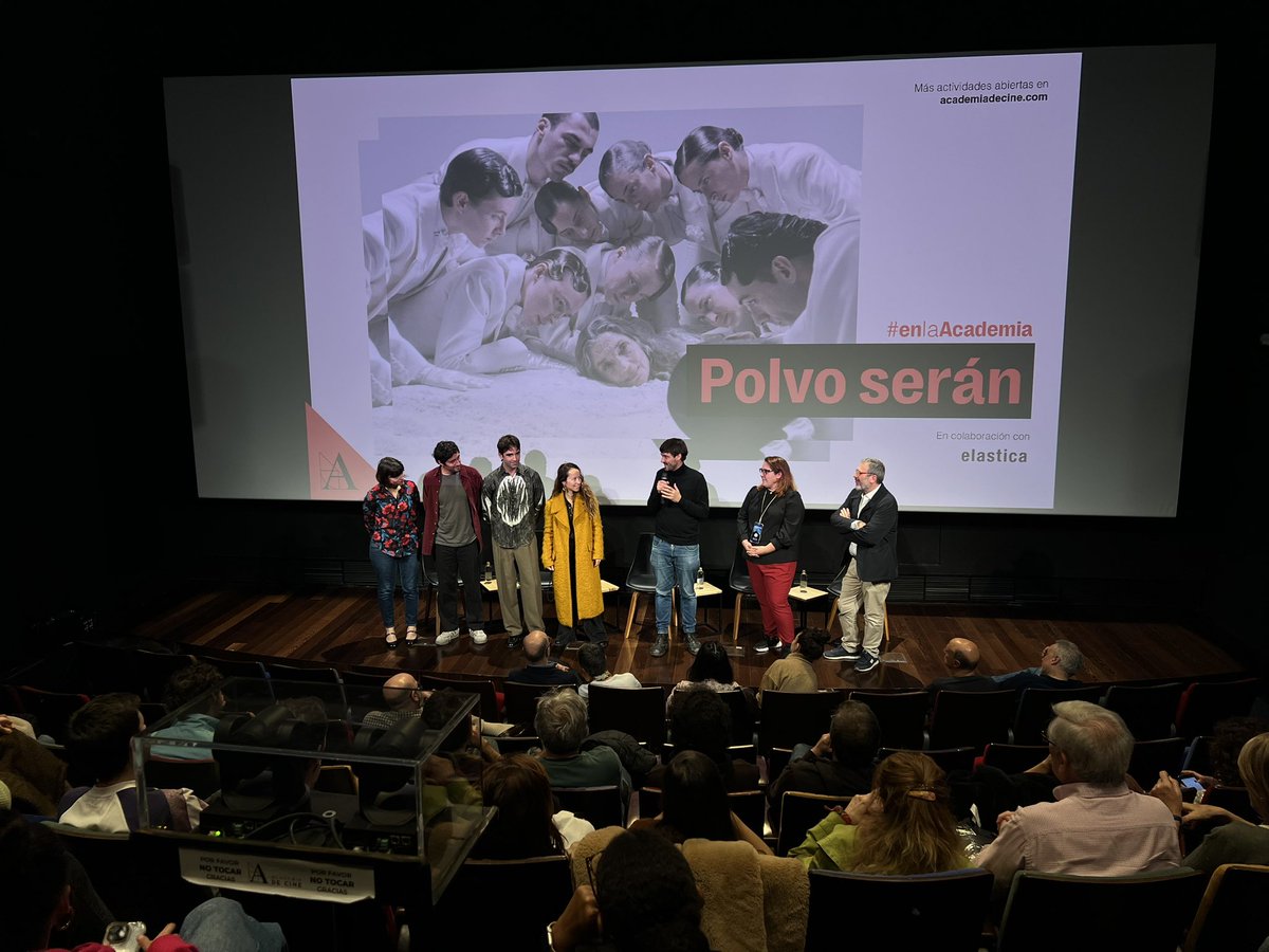 Comienza el pase en la Academia de Cine de ‘Polvo serán’, dirigida por Carlos Marqués-Marcet.

🏆Espiga de Plata <a href="/seminci/">SEMINCI | Festival de Cine</a>
🏆Premio Plataform <a href="/TIFF_NET/">TIFF</a> 

<a href="/Academiadecine/">Academia de Cine</a> 
#PolvoSeran