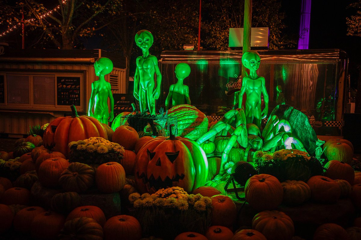 Futuroscope_ES's tweet photo. Futuroscope en Halloween se convierte en #Futuroween Hasta el 11 de noviembre ven a disfrutar de este ambiente espacial… ups! especial!!! 🎃 🛸👾 https://t.co/QWKKhX1lK4