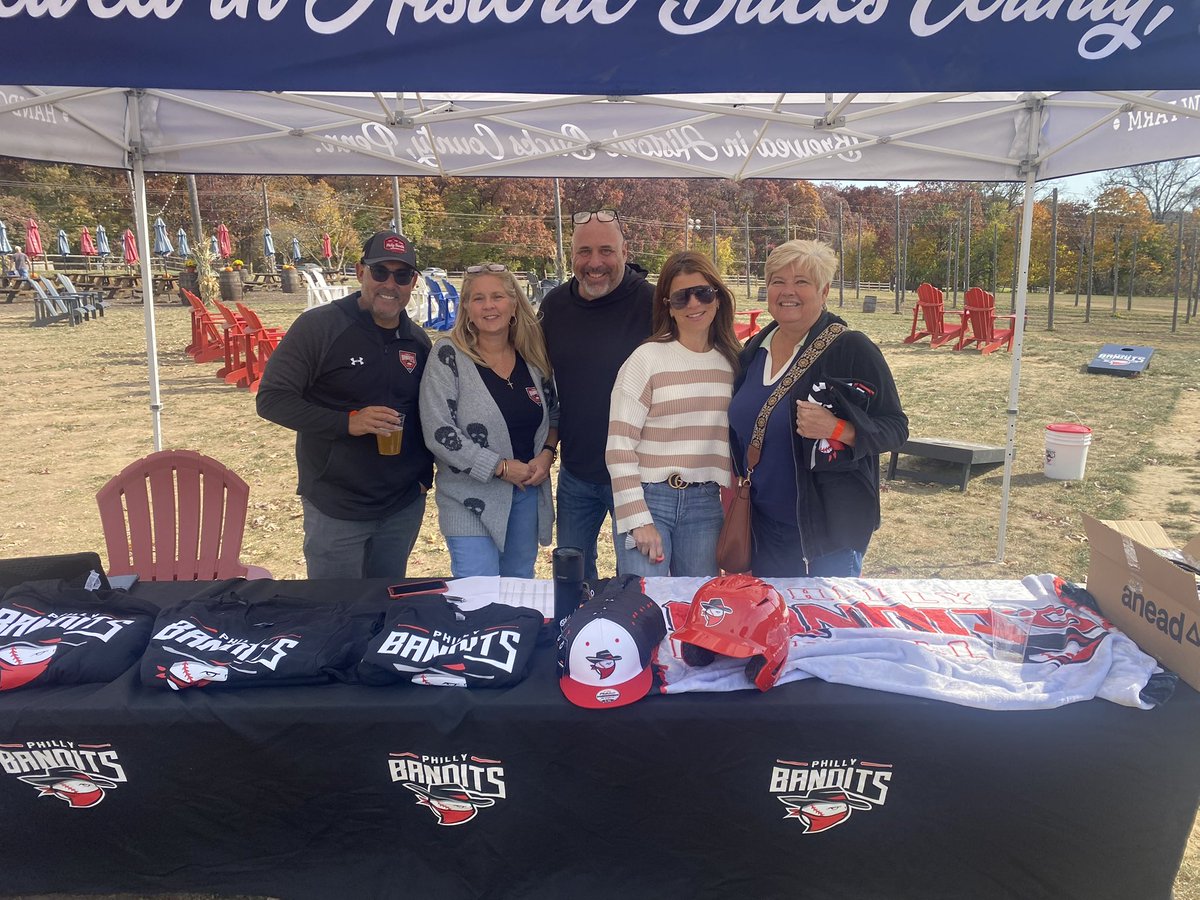 Banditsball's tweet photo. Had an amazing time at the Bandits Alumni outing at Warwick Farm Brewery! Big thanks to former Bandit Ryan Seiz for hosting us at his incredible brewery. Cheers to keeping the Bandits spirit alive! #BanditsAlumni ⚾️#WarwickFarmBrewery 🍻 https://t.co/koy8ccRKfP