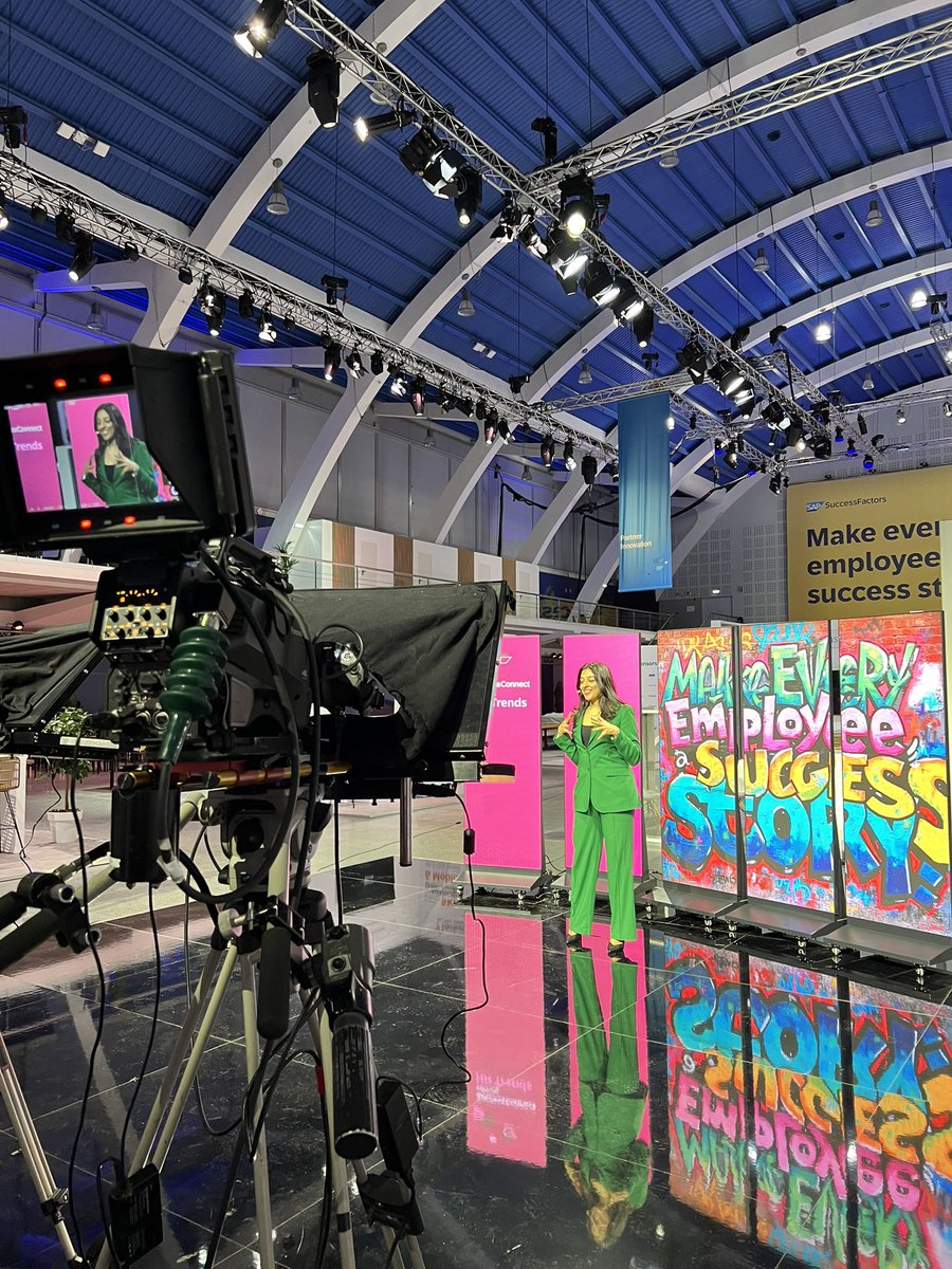 sonyabarlowuk's tweet photo. I’m in awe of the magic we are creating. Thank you for your support … honestly, without the network, friends, family and random people coming across my pages, we wouldn’t be thriving. 📝🙏 #successconnect #sap #presenter #tech #business #media https://t.co/O47NN3Rilc