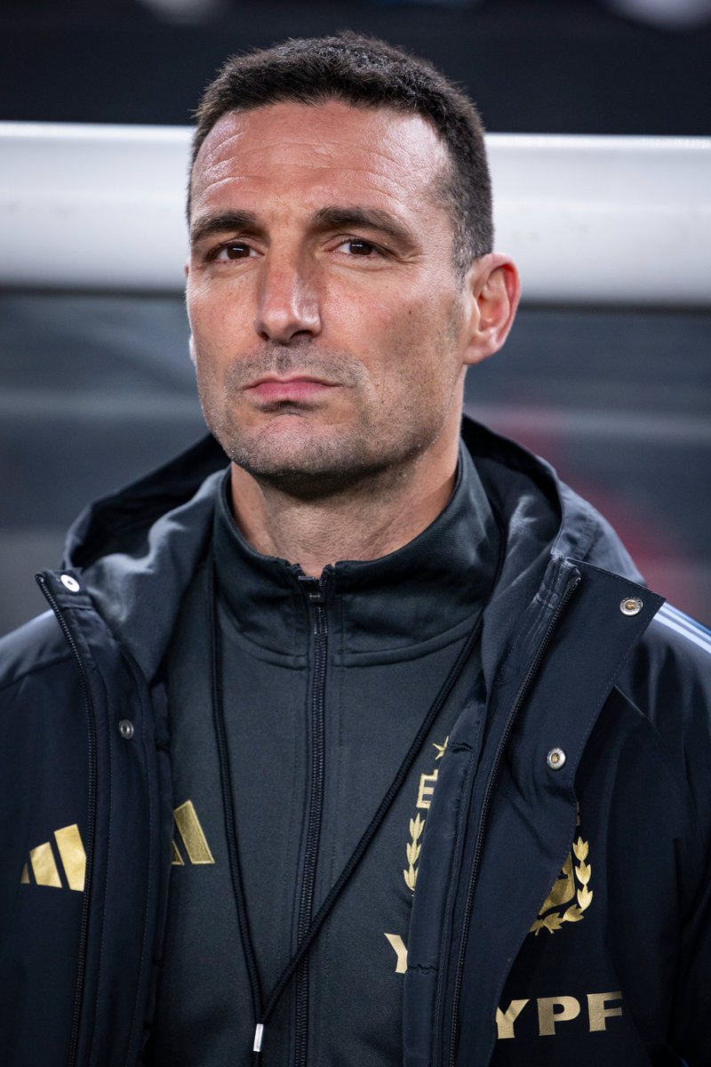"Le tengo muchísimo cariño a Scaloni. Fui su profesor en la escuela de entrenadores. Ya es un maestro. Celebro cada éxito de la Selección Argentina. Está haciendo un trabajo inmenso. Aún habiendo ganado todo, lo mejor está por llegar".

🗣️ Luis de la Fuente, en <a href="/TNTSportsAR/">TNT Sports Argentina</a>.