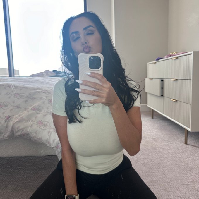 Watch Ava Addams's leaked NSFW photo on TwXstars