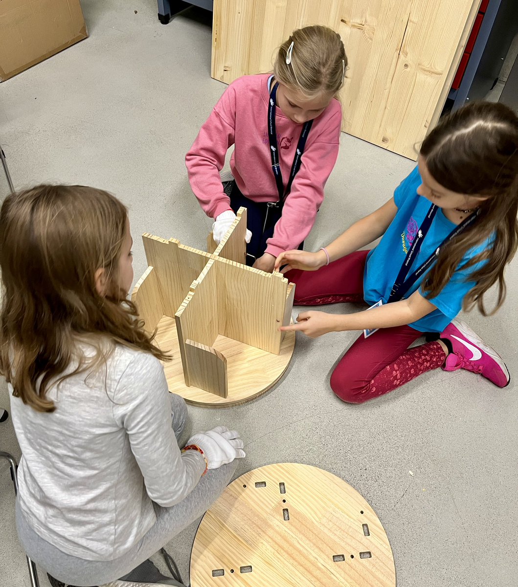 Our #ISRprimary student librarians are busy constructing the bookshelf for the ‘mini library’ they have created in the PYP lunch area #ISRstudentleaders
