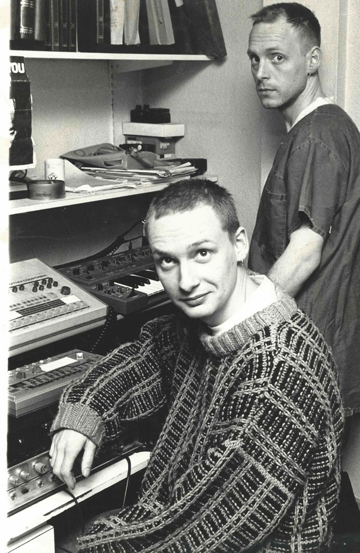 orbitalband's tweet image. #ThenAndNow: From humble beginnings to rave icons! 🎶 
Then: Making beats in dad’s jumper. 
Now: Still pushing the boundaries of electronic music! 
#Orbital 
#RaveLegends 

📸 
Archive image (1990): Sevenoaks Chronicle/BPM Media
Later photo: Pål Hansen