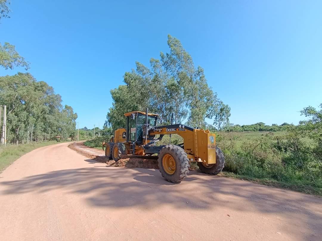MuniPilarPy's tweet photo. #ArregloDeCaminos 👉 Estamos trabajando en la perfilada de caminos vecinales con la motoniveladora de la Muni en la 3ra. compañía #Yataity 🚜 Importante tarea realizada en el marco de la recuperación y mantenimiento de nuestros caminos 💪 #TuMuniResponde https://t.co/S8YV3TRGUz