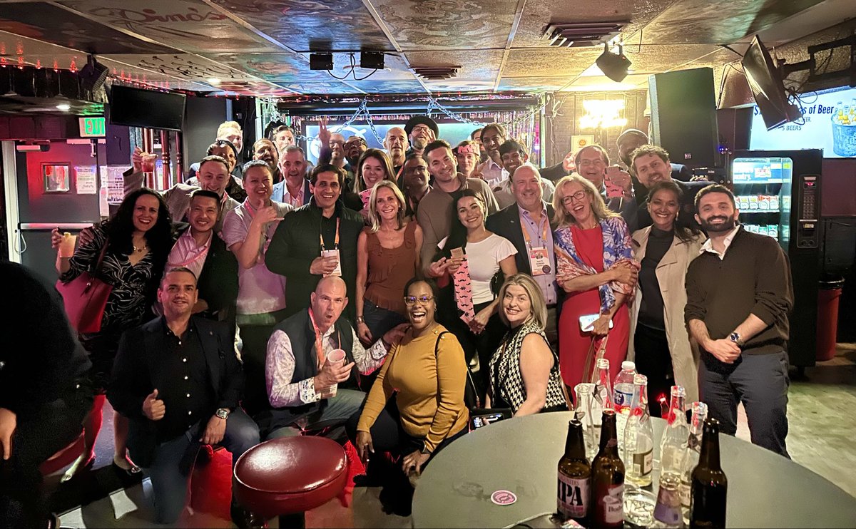 nickisnpdx's tweet image. great seeing everyone last night at the #pinksocks meetup! nothing says OG #Vegas dive bar more than an OG cig machine 😜! have fun today @HLTHEVENT creating smiles and making new connections! 🏁🌍💖😊 #HLTHUSA ✨ #hugfest 🤗