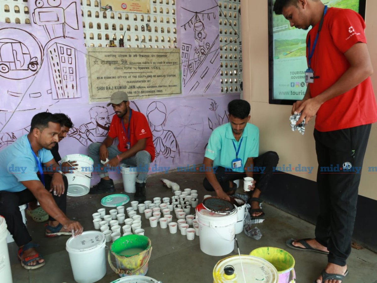 mid_day's tweet photo. Students, artists, and NGOs transform #CurreyRoad, #DockyardRoad, and #MasjidBunder railway stations with stunning wall art

Via: @rajtoday 

#Mumbai #Railways #News https://t.co/6C6vtEUvxB