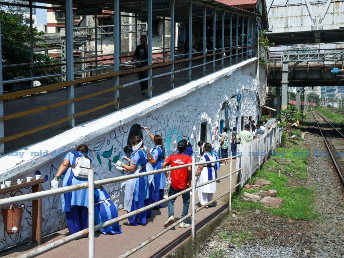 mid_day's tweet photo. Students, artists, and NGOs transform #CurreyRoad, #DockyardRoad, and #MasjidBunder railway stations with stunning wall art

Via: @rajtoday 

#Mumbai #Railways #News https://t.co/6C6vtEUvxB