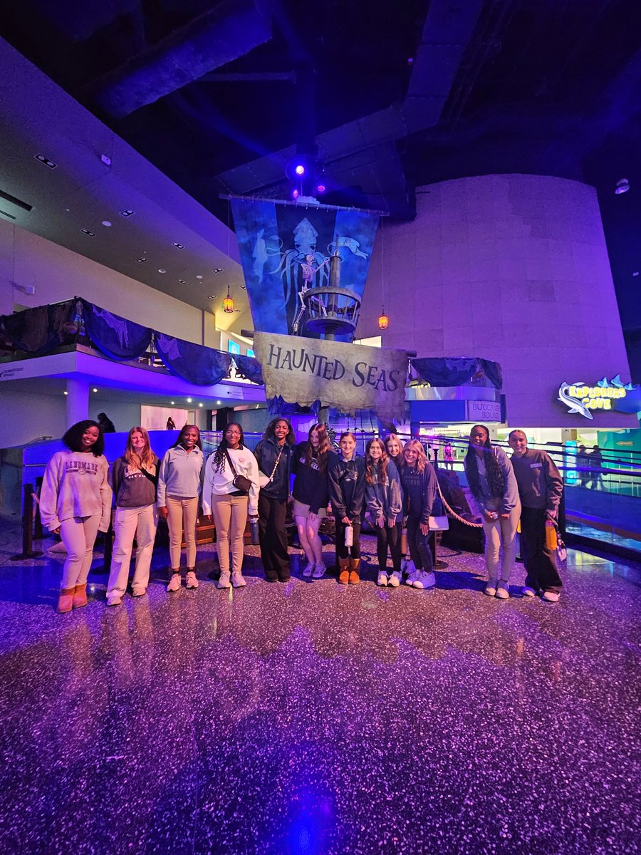 Landmark_LCS's tweet image. Exploring the depths of marine life at the Georgia Aquarium! 🌊🐠 We love an experiential learning opportunity, and our marine biology students had just that as they ventured through the Georgia Aquarium on their annual field trip!🌟 
#FieldTripFun #FutureMarineBiologists #LCS